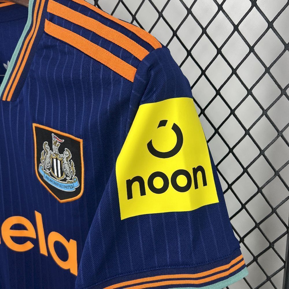 Newcastle 2025/26 (Segunda equipación)