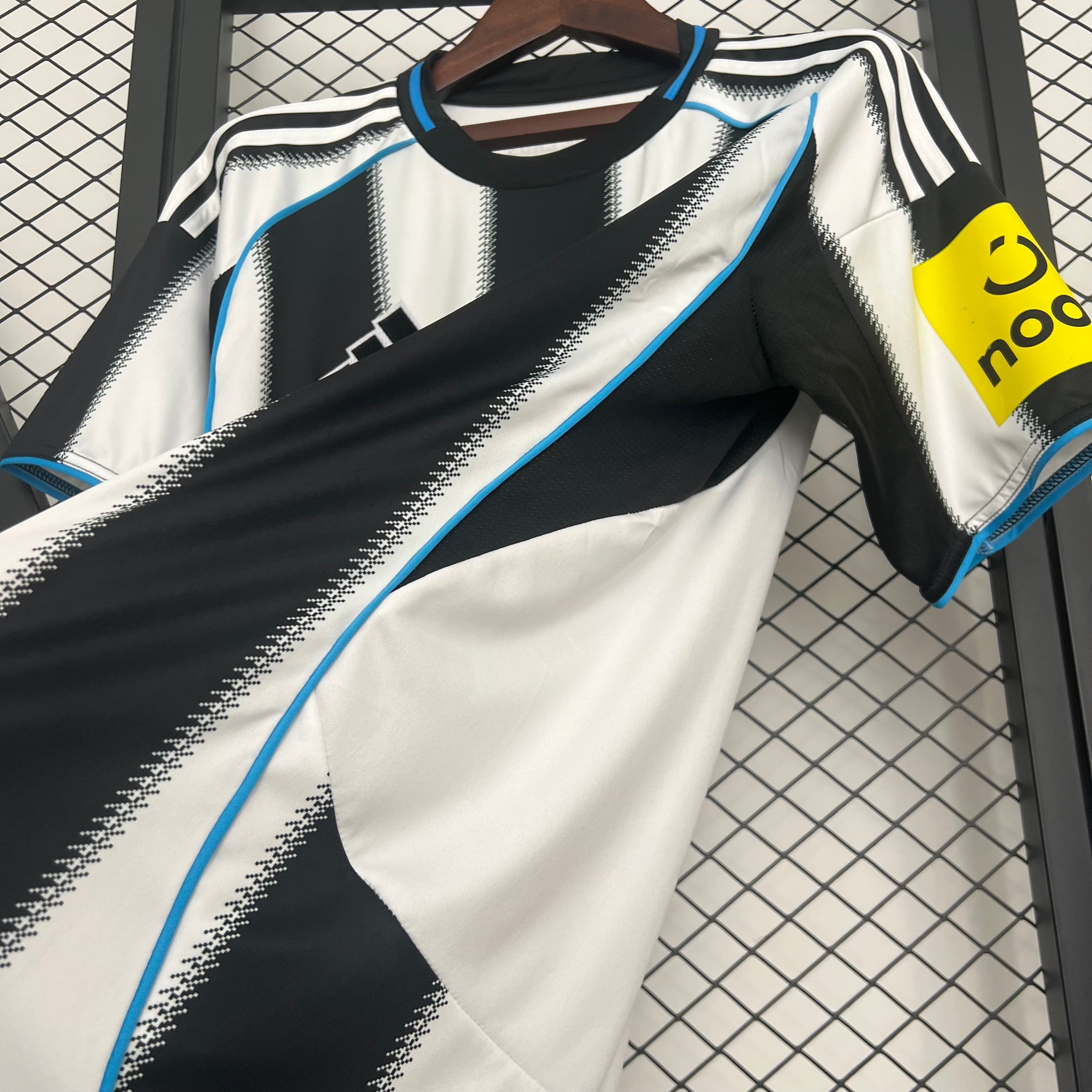 Newcastle 2025/26 (Primera equipación)